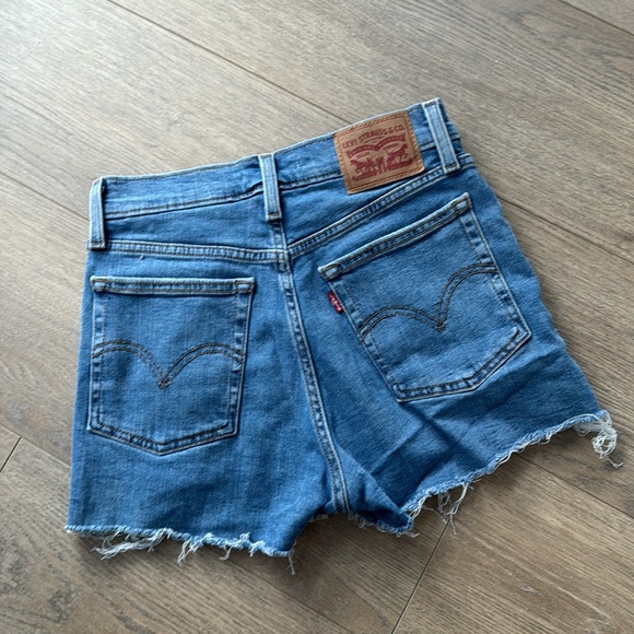 Levi’s high rise shorts in distressed denim size 27 - Picture 4 of 4